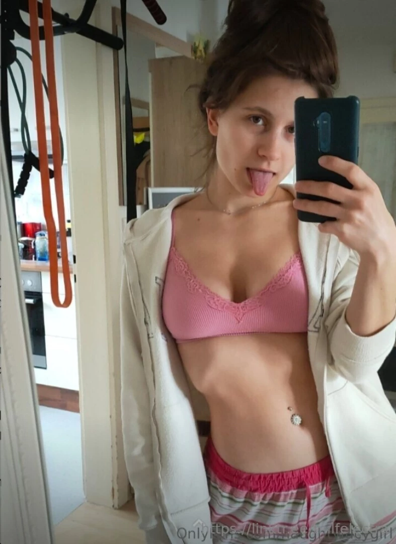 Hallo mein lieber ich bin die lucy 22 jahre jung und zieeemlich frech 