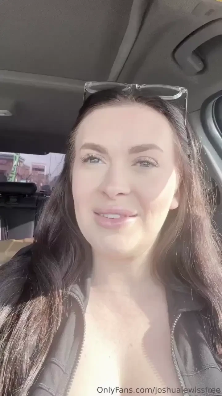 This big tit brunette sexylindsaylee totally sent me the wrong 