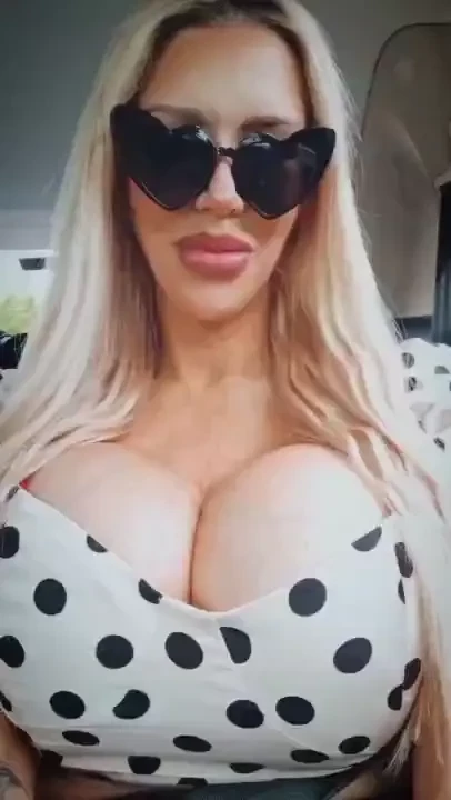 Hands up if u like huge boobs 