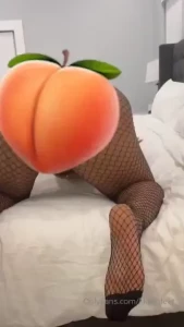 Rubbing my pussy spreading this juicy ass apart making it clap up part 4