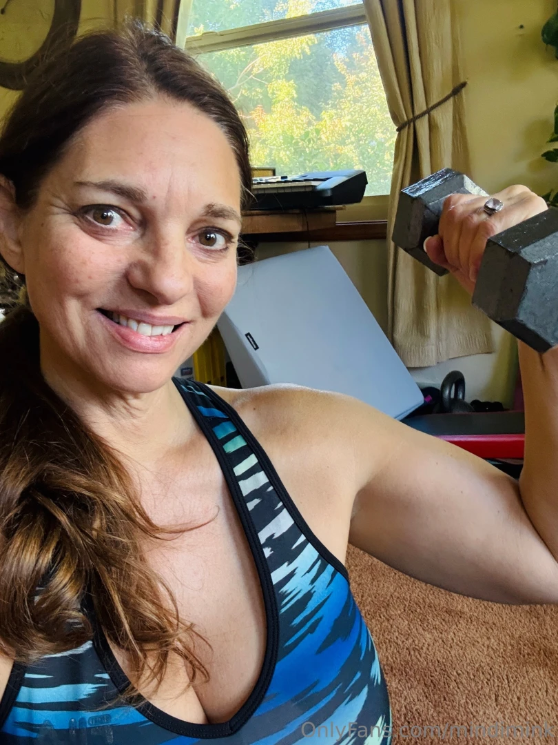 Sweating it out and feeling good ready to burn some calories with me 