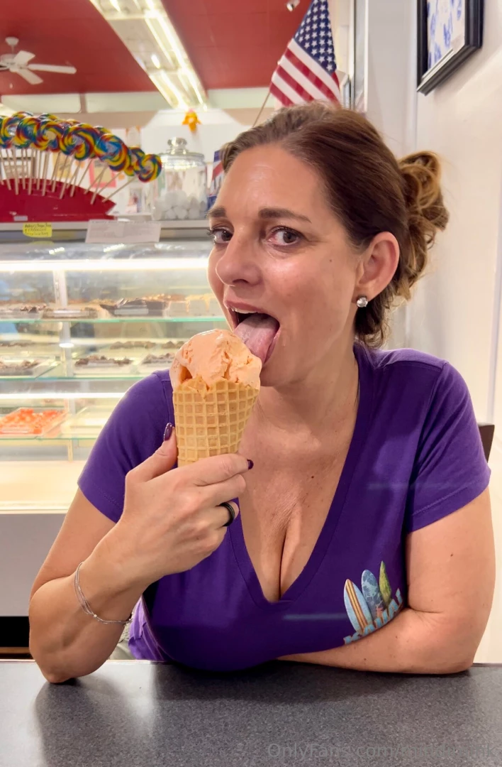 Licking my way to happiness all day everyday gotta lick it real good 