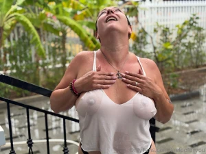 On est contents quand il pleut au cambodge a va vous sinon pas trop part 1