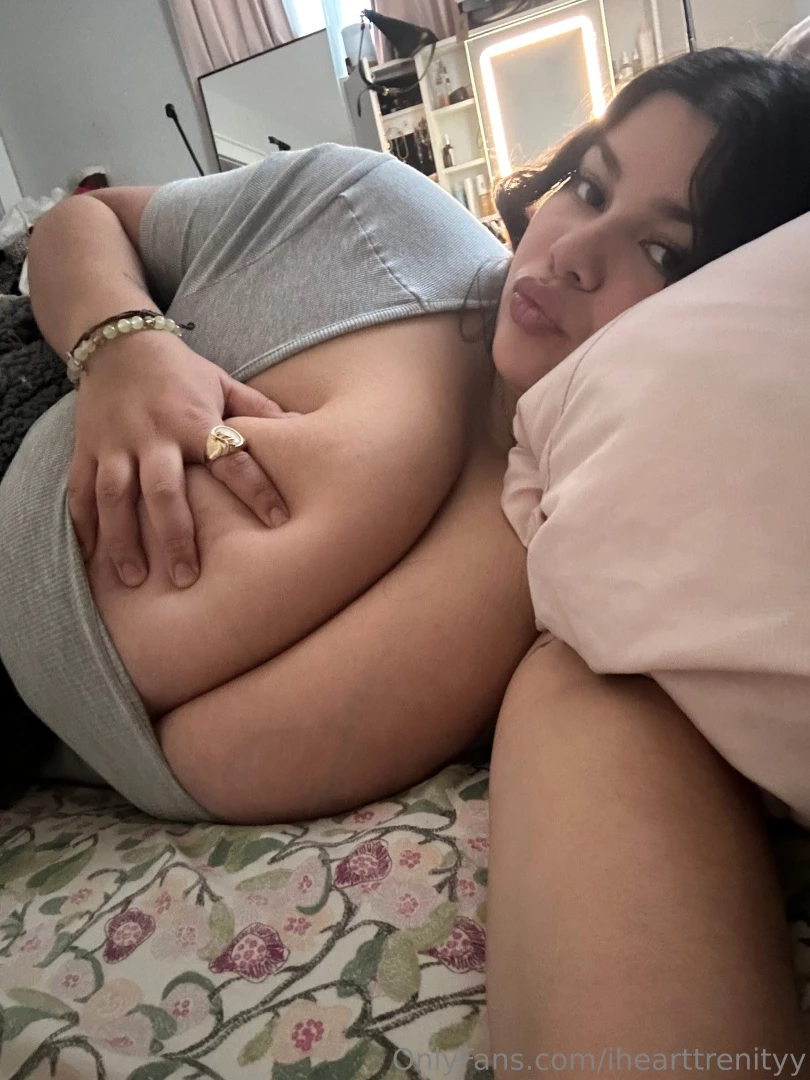 Bored in bed rn come chat with me 