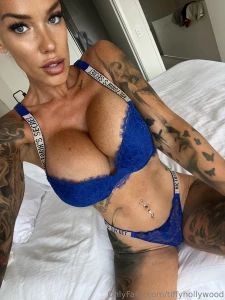 Slide in my dms something naughty waiting for you there