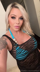 Am i the sexiest milf at the pool this summer lets sext all about how