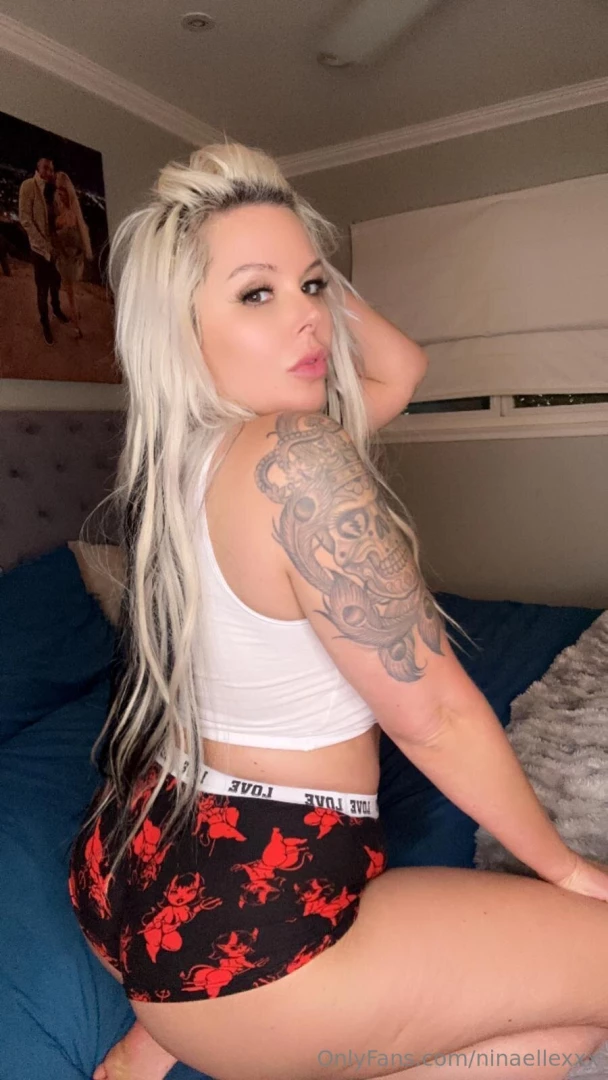 The fall has got me feeling cozy i need a good boy to come cuddle with 