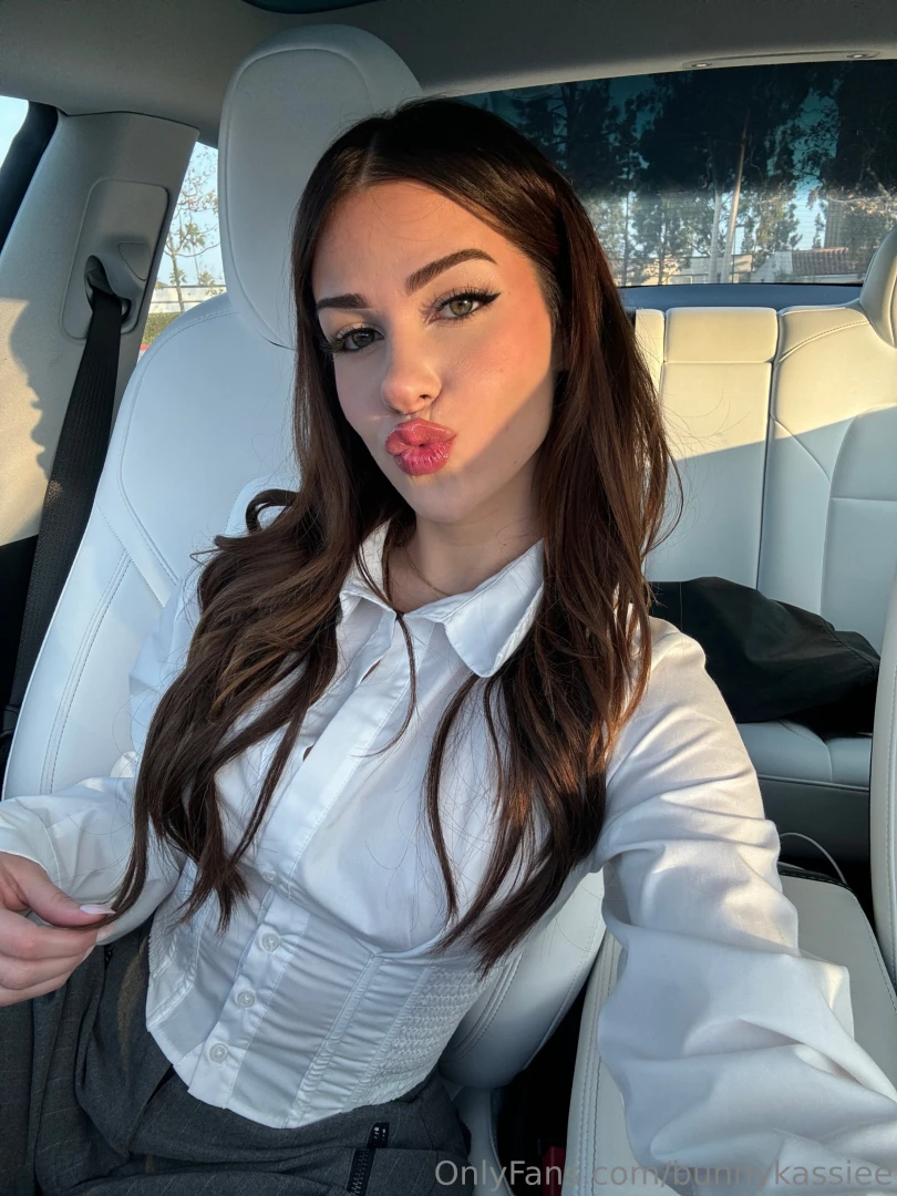 Bored af stuck in traffic bae dm me 