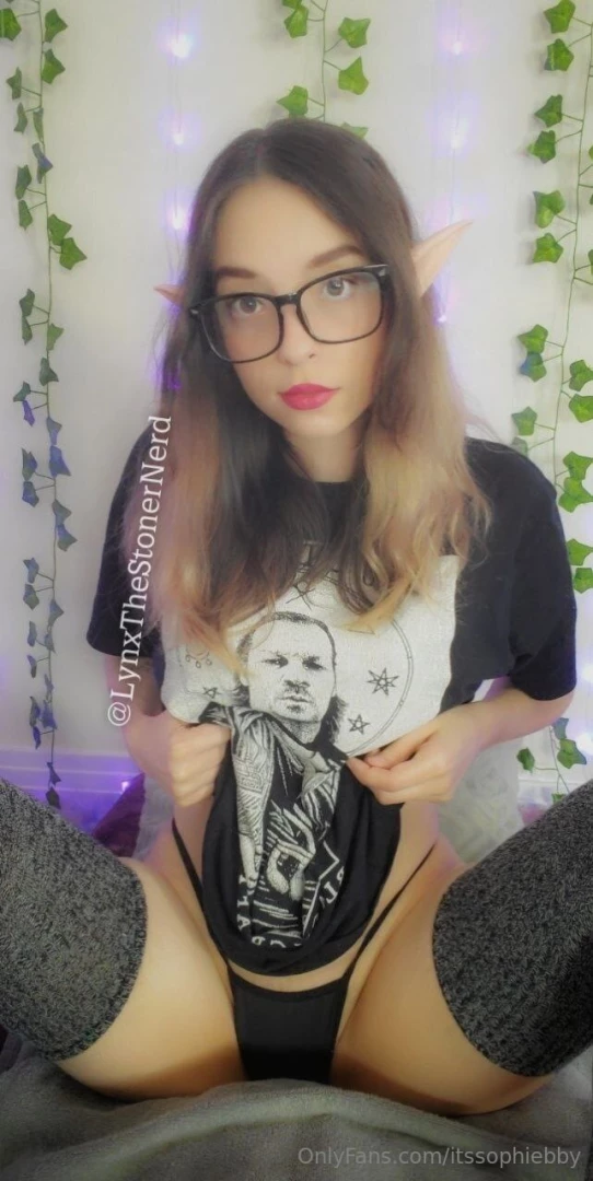 Follow the birthday girl lynx lavorre is the hottest pregnant elf on part 5 