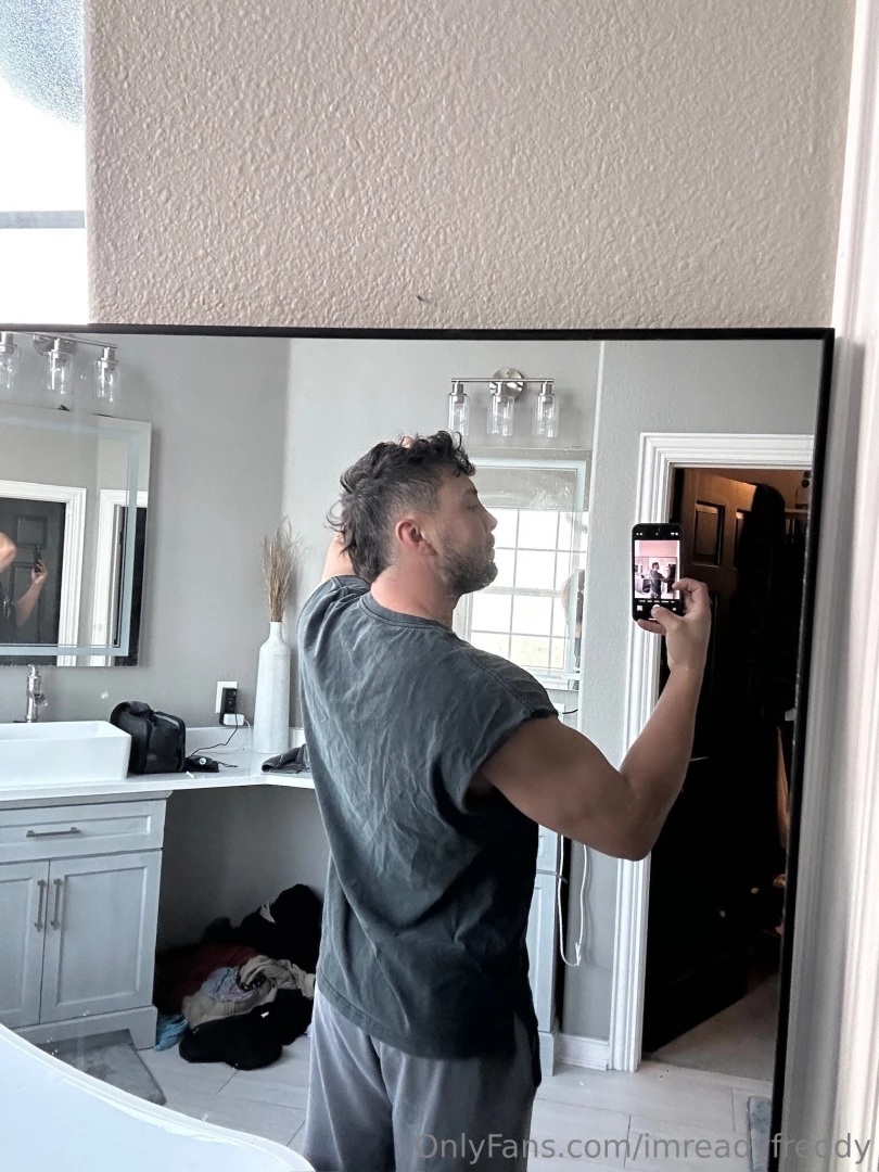 How many me s do you count in this photo 