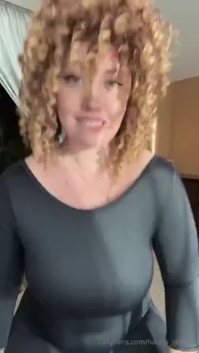 This sporty outfit highlights my figure and adds some dynamism to the 