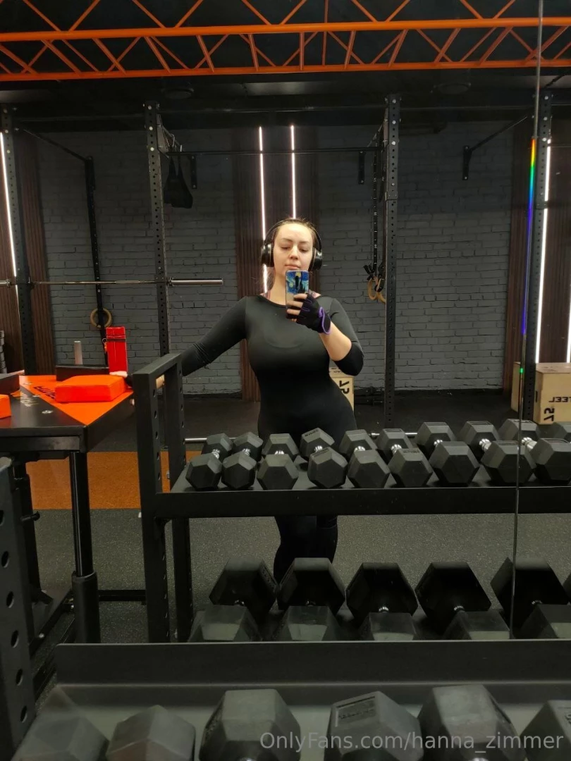 Gym sessions are paying off but let s be real i m flexing for the 