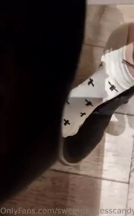 Shoe removal in a restaurant hihi 