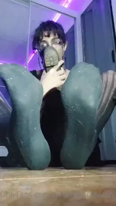 Boots and sweaty black ankle socks removal nylon thighs underneath 