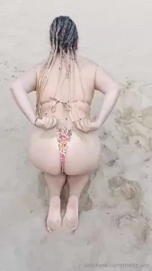 Cuando quiero esconder mi culo jeje en la arena lo conseguire when i