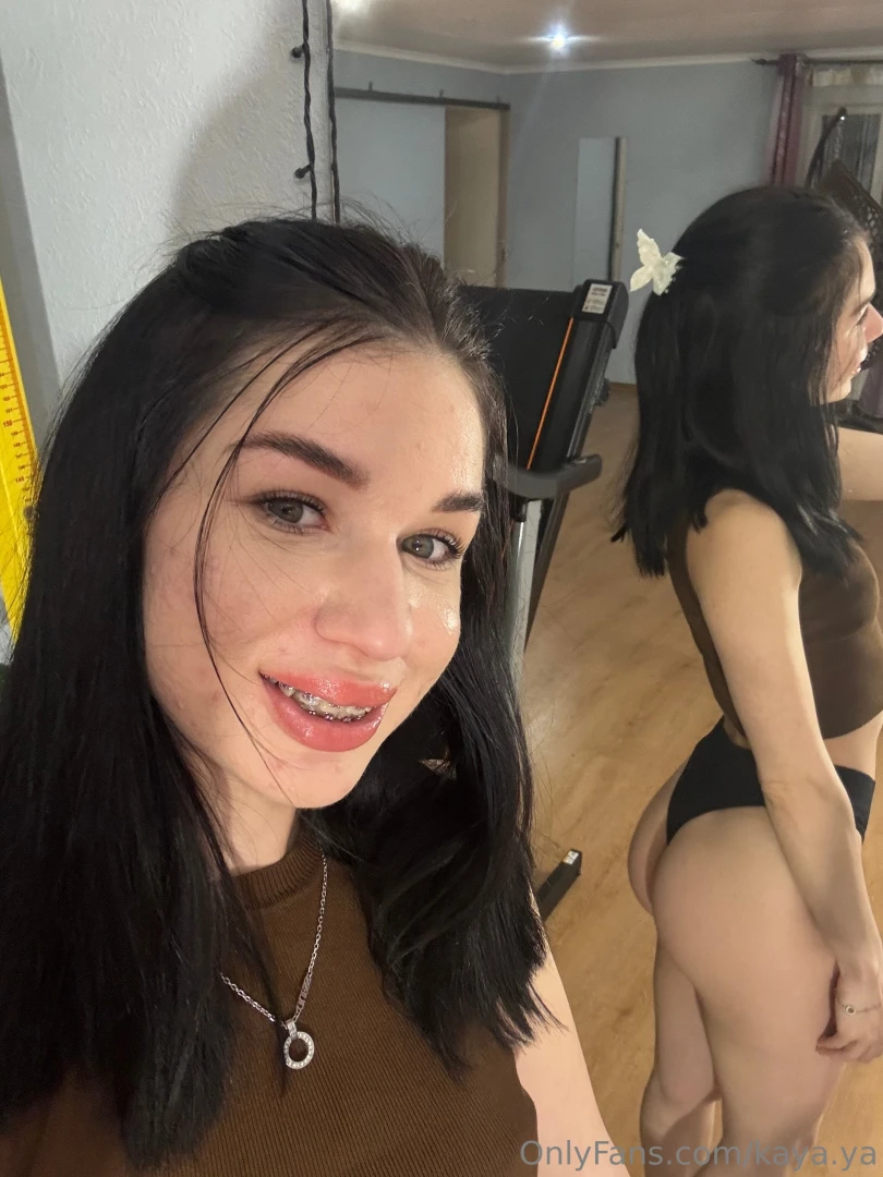 Let s decorate my ass with a red handprint 