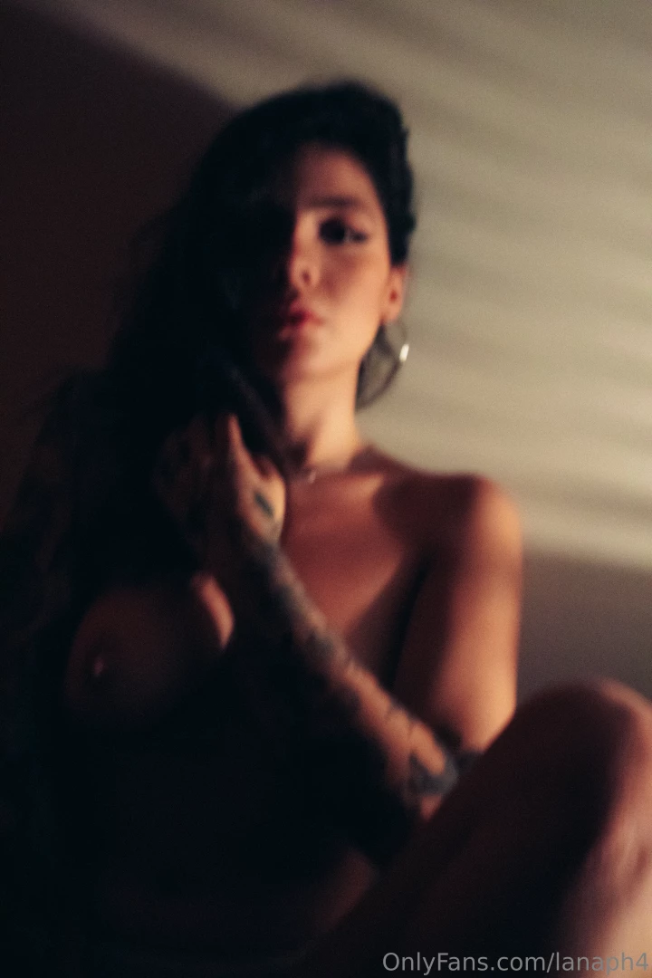 I want to show you how i can drive you crazy lanaph_ waiting for u 