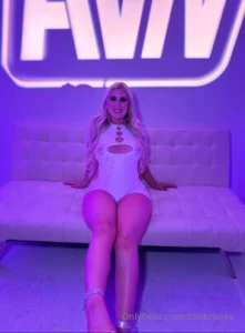 Cum play on the fuck couch