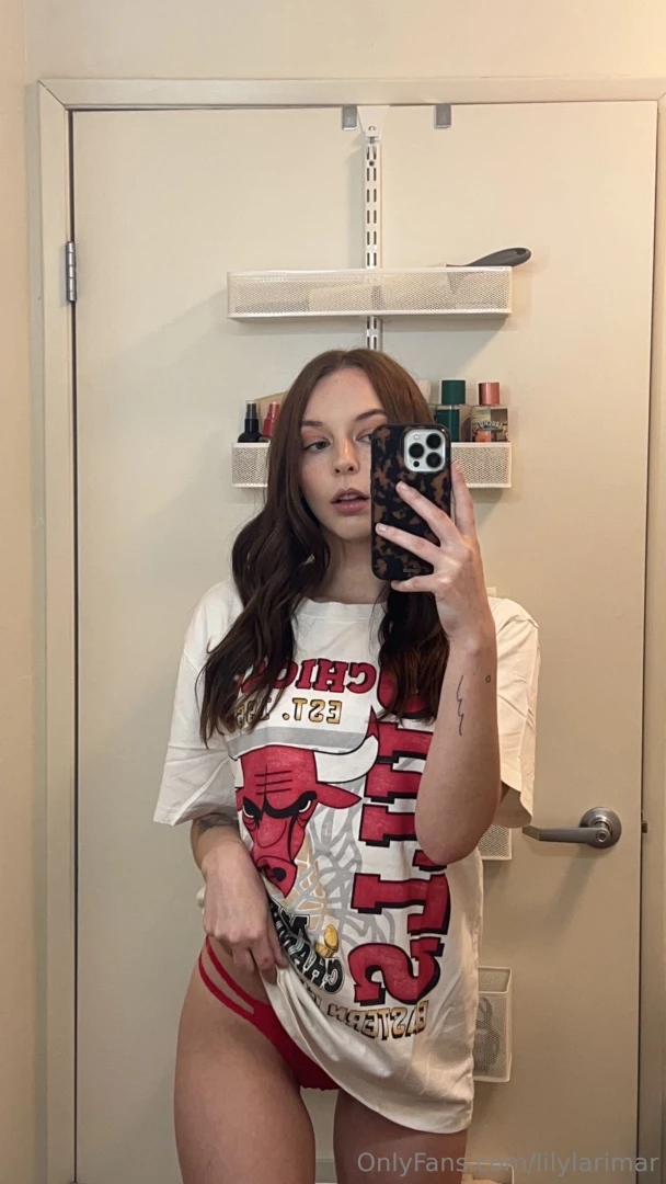 Tiny waist and we can pretend i ve gotta fat ass lmao 