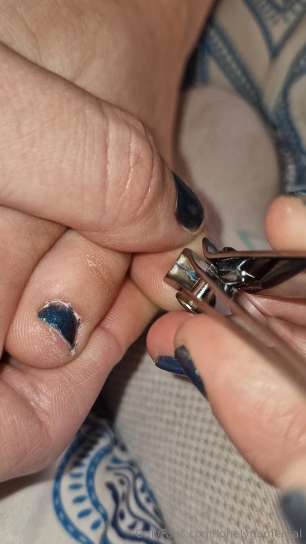 Watch me cut my toe nails 