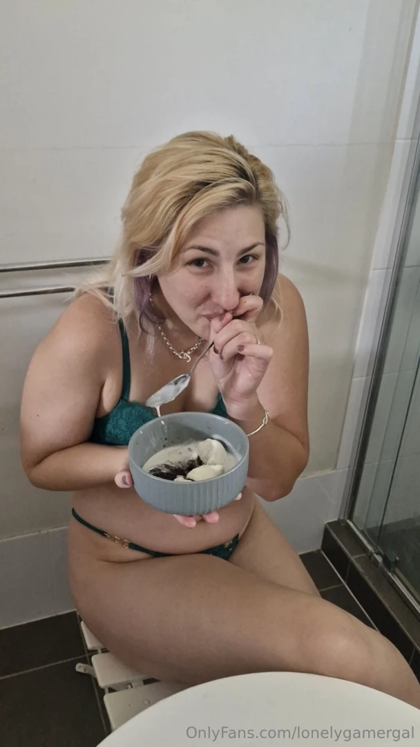 Alright kinksters here s a video of me sitting down eating brownies 