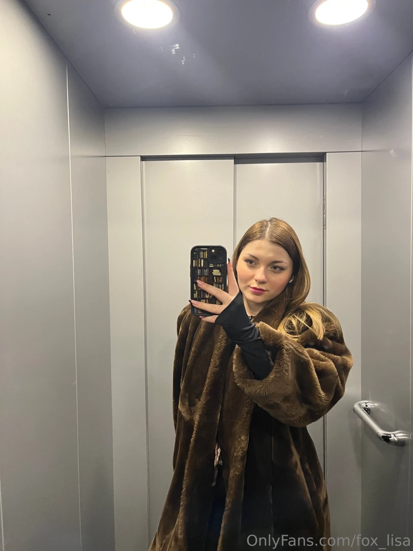 Hey my dear fans i came to you with a photo of me in my new elevator 