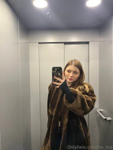 Hey my dear fans i came to you with a photo of me in my new elevator