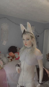 Rose is red violets wearing blue what it do send me ur poems