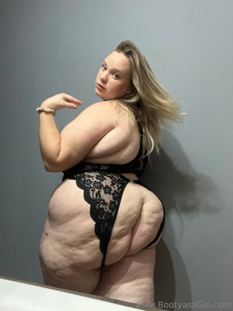 This chick likes to show off her big ass 