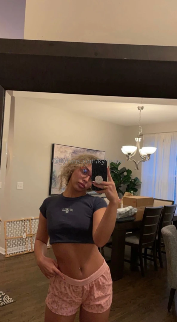 Hi i m going live on kyliezionvip at 1pmest 