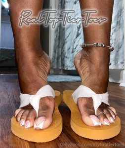Look a my slightly arched veiny feet looking all goddess like in my