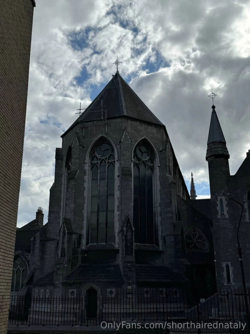 What a beautiful combination of pasar weather and temple the photo 