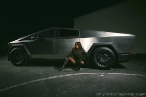 Bond girl 2025