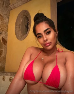 Attention do you love seductive lips fat ass plump titties subscribe part 2