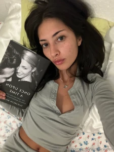 Hii whenever i can t fall asleep i like to pick up a book to tire part 1