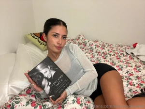 Hiii this book is my new obsession also this cute little knitted top