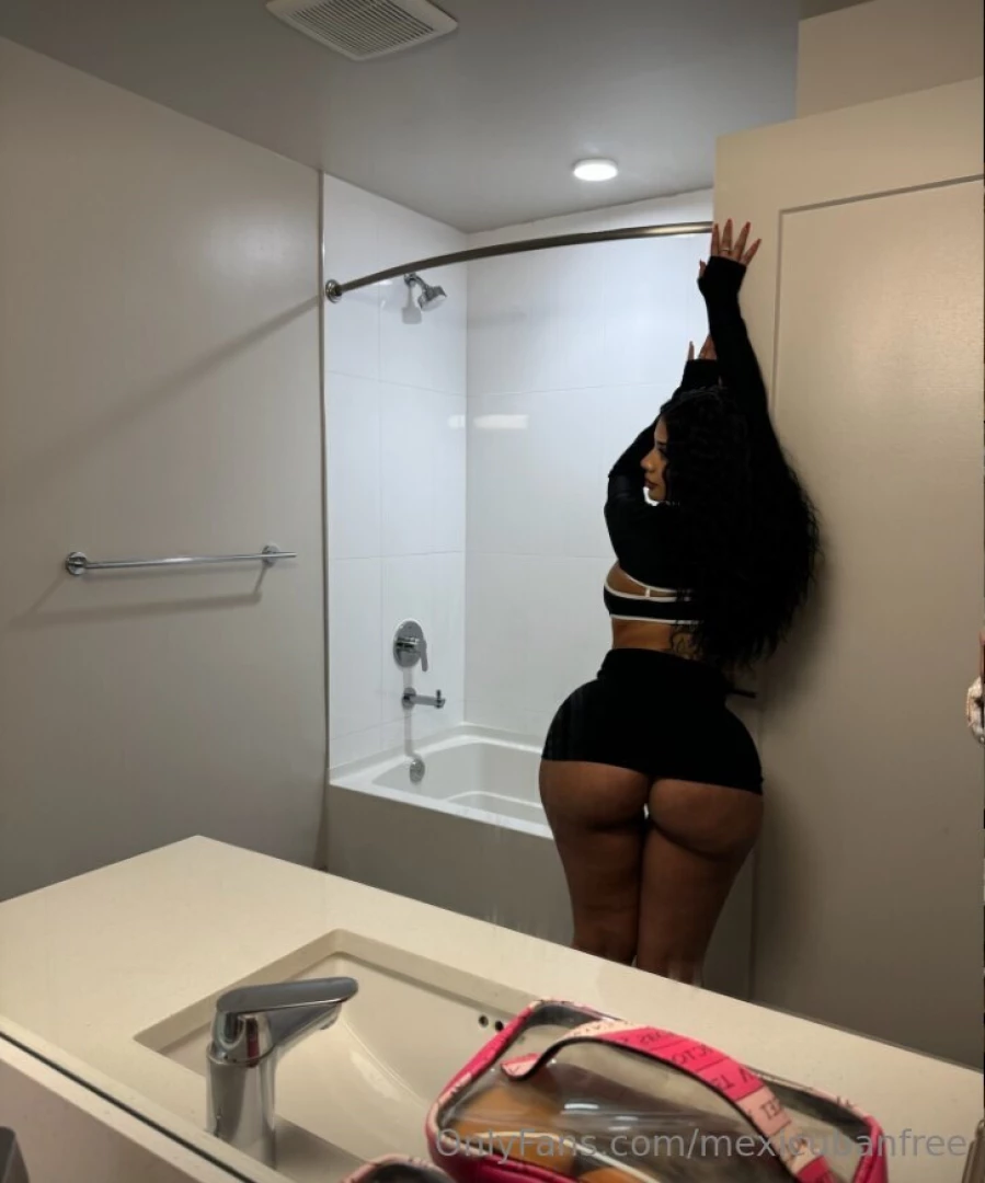Face the wall so you can get a better view of this ass 