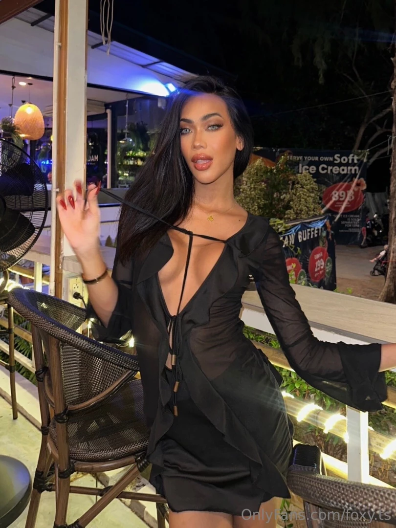 I feel so chic in this outfit 