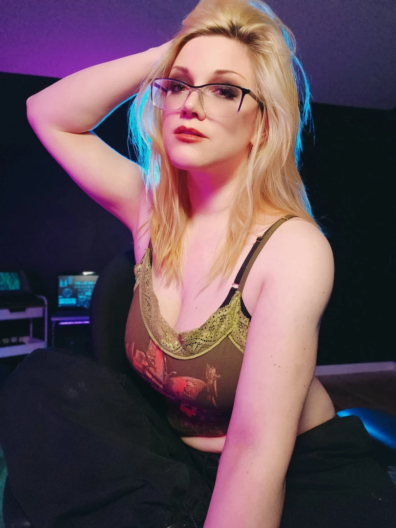 I know i said i was gonna cam tonight but i m exhausted and have 