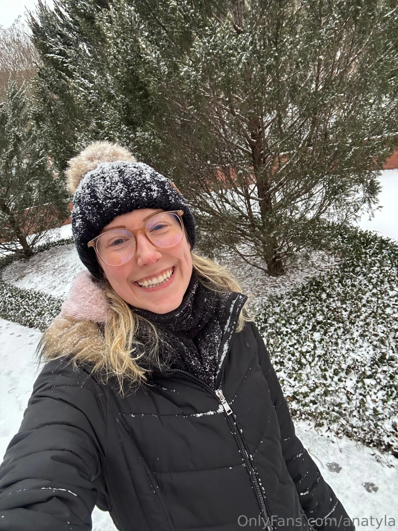 It snowed i m so happy i went on a two hour walk my fingers are v 