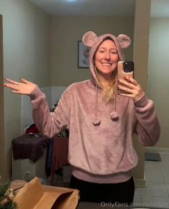 Hiiiii happy monday it s rainy today so i m staying cozy in this