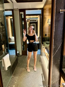 I made it to the resort and its sooooo niceeeeeeee my room is so