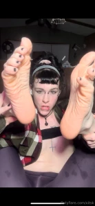 Bossy brunette makes out with her sweaty feet part 5