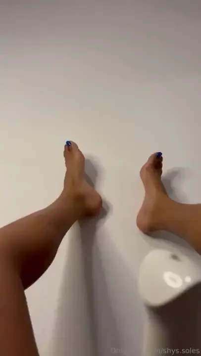 New masturbation video with my pretty blue toes this video is 
