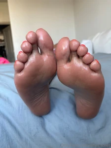 Almost 10 minutes of an oily foot massage from a new pov