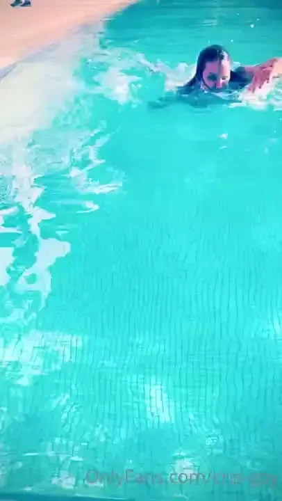 Hoy toco piscina ven y mira como me seco en privado y elije conmigo la 