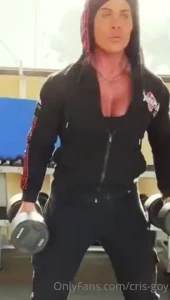 I train hard on my arms the corona virus feels less loves big arms