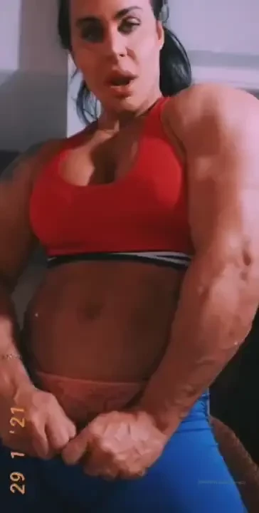 Today in red top poses sexy while i do my muscle cam tips plis mi 