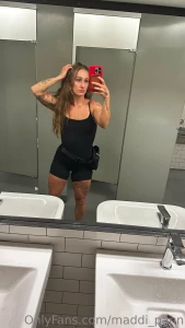 The lighting in this bathroom tho likeee you see my legs rn
