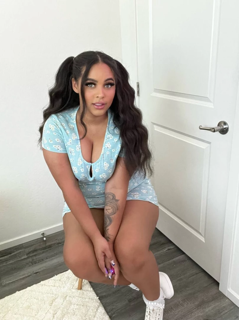 You into thicc thighs amp tight pussy 